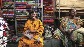 Vrouwen gekleed in de stoffen van Vlisco. Foto Yvonne Brandwijk - Volkskrant