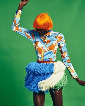 Foto Rich Mnisi, Xibelani rok gemaakt van 5 km wol, gebaseerd op de Tsonga cultuur, gemaakt in Zuid-Afrika. Hiya Kaya '21 collectie. Courtesy Rich Mnisi. Foto: Zander Opperman. Met dank aan het Kunstmuseum.