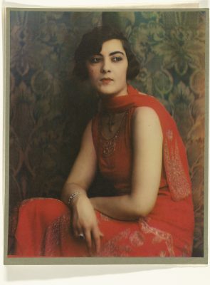Jacob Merchelbach, Portret van een vrouw in een rode jurk, 1920-1930, Rijksmuseum Amsterdam